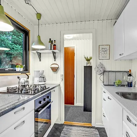 Stunning In Nibe With Kitchen * Farstrup